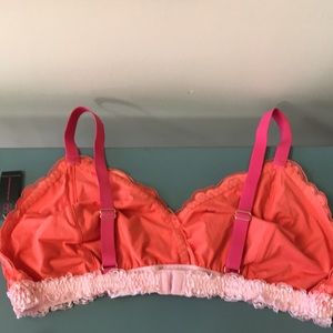 XL LACEY LADIES BRA. BEAUTIFUL LACE W hook & eye closure. NO BOUNDRIES BRAND 💕